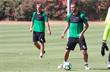 Роман Зозуля (слева) тренируется с Бетисом, twitter.com/RealBetis