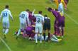 Футболист Ингульца покинул поле на носилках, кадр из видео