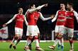 игроки арсенала отмечают взятие ворот, getty images