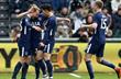 игроки тоттенхэма поздравляют эриксена с забитым голом, getty images