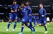 игроки челси поздравляют виллиана с забитым голом, getty images