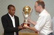 Фернандиньо получает приз из рук Артема Франкова, shakhtar.com