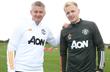 Оле Гуннар Солскьяер и Донни ван де Беек, manutd.com