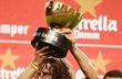 Кубок в руках у Пуйоля, fcbarcelona.com