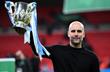 Пеп Гвардиола с трофеем Кубка лиги, Getty images