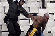 Полиция наводит порядок на трибунах, Getty Images