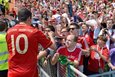 Рой Макай уделяет внимание болельщикам ©Sportsfile