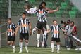 Роналдиньо и Жо празднуют гол, atletico.com.br