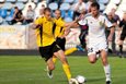 Гунчак (справа) против недавнего одноклубника Басова, fcbukovyna.com