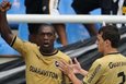 Зеедорф принимает поздравления от Лукаса, fifa.com