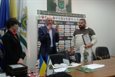 Президент ПФЛ М.Бальчос и руководитель пресс-службы ПФЛ В.Щербак награждают пресс-аташе ФК Севастополь М.Каратаева, фото Артура Валерко, Football.ua