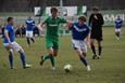 А.Крамар (праворуч у синьо-білій формі) у боротьбі за м’яч, фото fcbrovar.obolon.ua