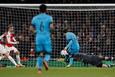 Месси забивает первый мяч, uefa.com