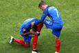 Пайе поздравляет Гризманна, фото uefa.com