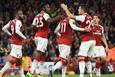 игроки арсенала празднуют взятие ворот лестера, getty images