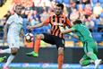Факундо Феррейра борется за мяч, twitter.com/FCShakhtar