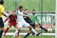 Станислав Беленький борется за мяч, pfcstal.com
