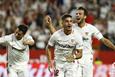 игроки севильи празднуют взятие ворот, twitter.com/LaLiga