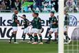 Игроки Вольфсбурга празднуют гол