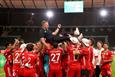 Ханси Флик и игроки Баварии после триумфа в Кубке Германии, Getty Images