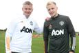 Оле Гуннар Солскьяер и Донни ван де Беек, manutd.com