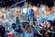 Серхио Агуэро с трофеем АПЛ в мае 2012 года, Getty Images