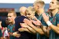 Тен Гаг обіймає Ван Де Бека, getty images