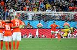 Рон Влаар не забивает пенальти, фото fifa.com