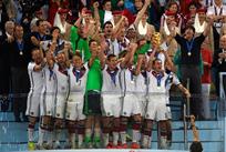 Филипп Лам поднимает Кубок мира