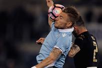 Эльсеид Хюсай в борьбе с Чиро Иммобиле, - Getty Images