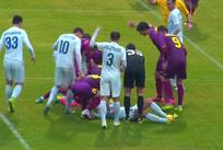 Футболист Ингульца покинул поле на носилках, кадр из видео