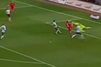 Арбитр засчитал гол Вереса, не заметив сразу два фола