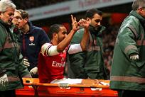 Тео Уолкотт напоминает фанатам Тоттенхэма о счете 2:0 в пользу Арсенала, Getty Images