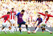 Месси против игроков Атлетика/Getty Images