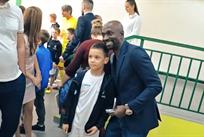 Клод Макелеле на открытии школы, кадр из видео