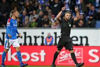 Арбитр принял решение после просмотра VAR, getty images