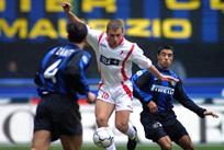 МОЛОДОЙ АНТОНИО КАССАНО В БОРЬБЕ С ИГРОКАМИ ИНТЕРА, ФОТО GETTY IMAGES