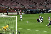 Луис Суарес реализовал пенальти в ворота Наполи, Getty Images