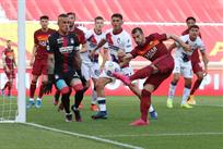 Генрих Мхитарян забивает 