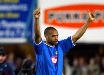 Тьєррі Анрі у футболці Портсмута, getty images