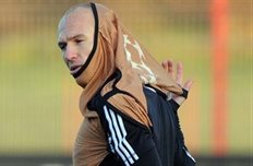Арьен одевал манишку и вывихнул оба плеча, фото Getty Images