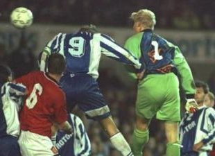 Шмейхель забивает в ворота Ротора