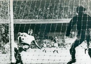 Стин открывает счет в матче, midlandsmemorabilia.com