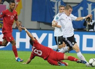 Моутиньо подкатывается под Швайни, фото И. Хохлова, Football.ua