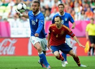 Иньеста прессингует Де Росси, Getty Images