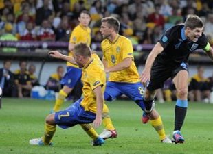 Ларссон и Свенссон останавливают Джеррарда, фото И. Хохлова, Football.ua