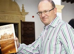 Не футболом единым: наставник Бетиса Пепе Мель на презентации своего дебютного романа 