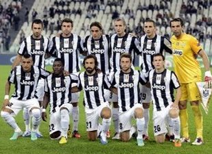 Игроки Ювентуса на фоне одного из полупустых секторов, Getty Images