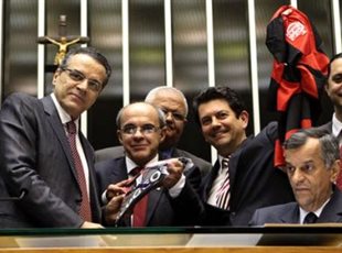 Эдуардо Бандейра де Мелло (третий слева), фото lancenet.com.br