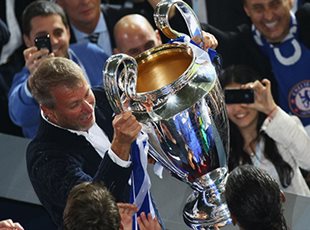 Роман Абрамович с Кубком чемпионов, Getty Images
